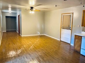 460 County Rd 2212 in Cleveland, TX - Foto de edificio - Building Photo