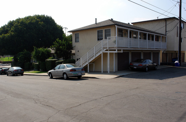 335 Eucalyptus Dr in El Segundo, CA - Building Photo - Building Photo