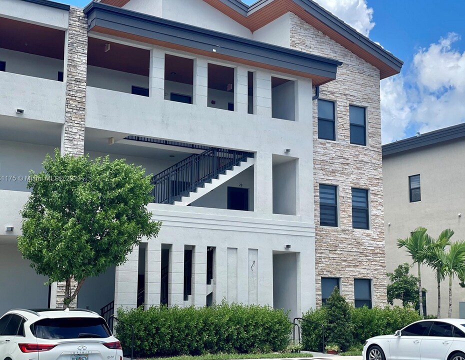 8005 NW 104th Ave in Doral, FL - Building Photo