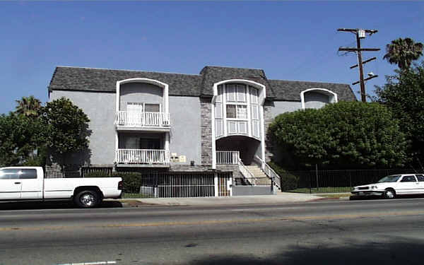 7015 Whitsett Ave in North Hollywood, CA - Foto de edificio - Building Photo