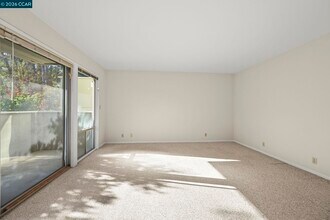 73 Brookwood Rd in Orinda, CA - Foto de edificio - Building Photo