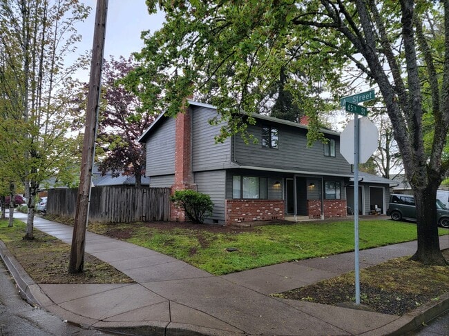 218 65th St in Springfield, OR - Building Photo - Building Photo