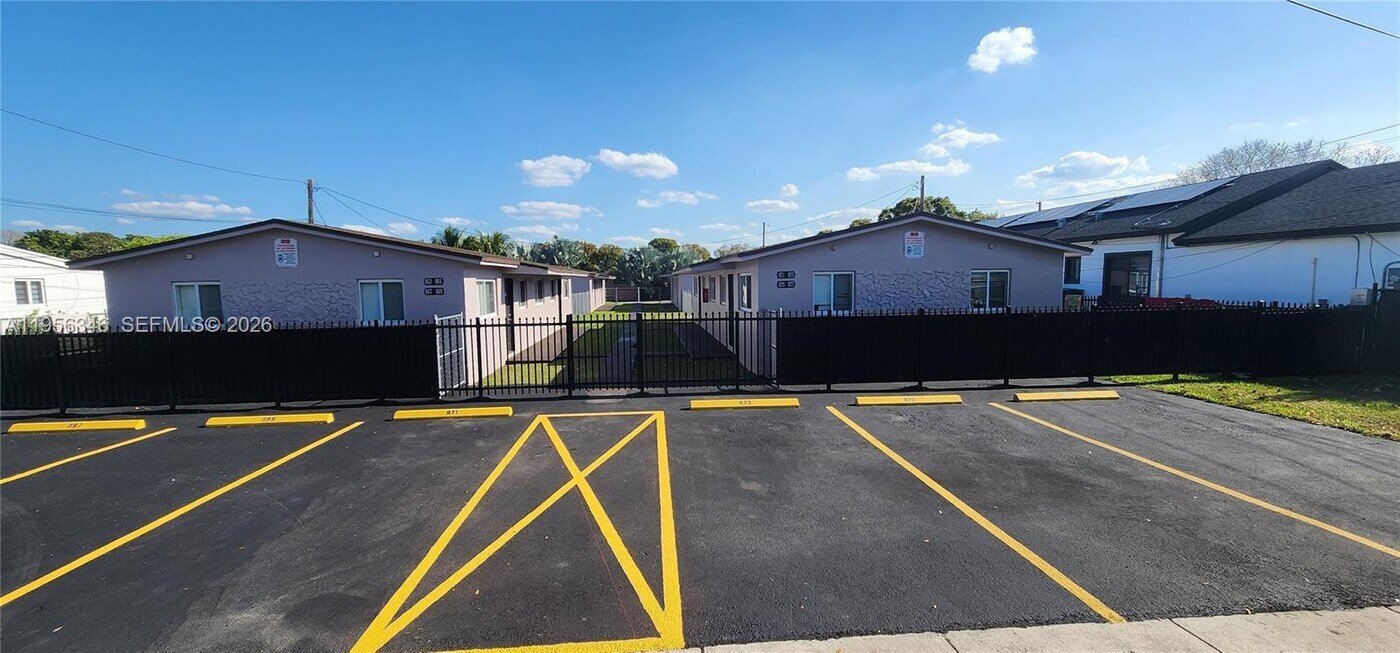 873 NW 10th St in Florida City, FL - Building Photo