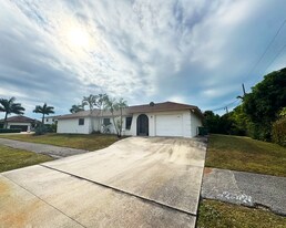 699 110th Ave N in Naples, FL - Building Photo