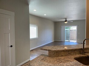 1679 S Columbus Ave in Medford, OR - Building Photo - Building Photo