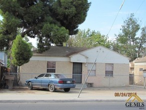 2011 Flower St in Bakersfield, CA - Building Photo - Building Photo