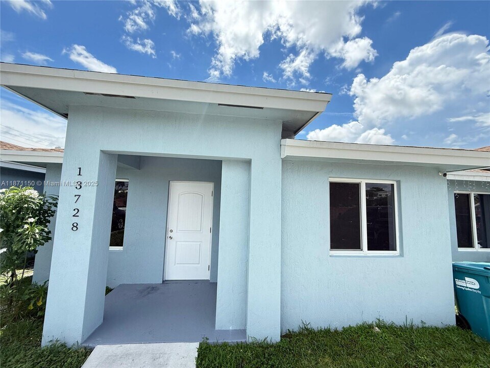 13728 SW 258th Ln in Homestead, FL - Building Photo