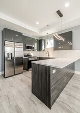 2712 W 24th Pl, Unit 2 in Chicago, IL - Foto de edificio - Building Photo