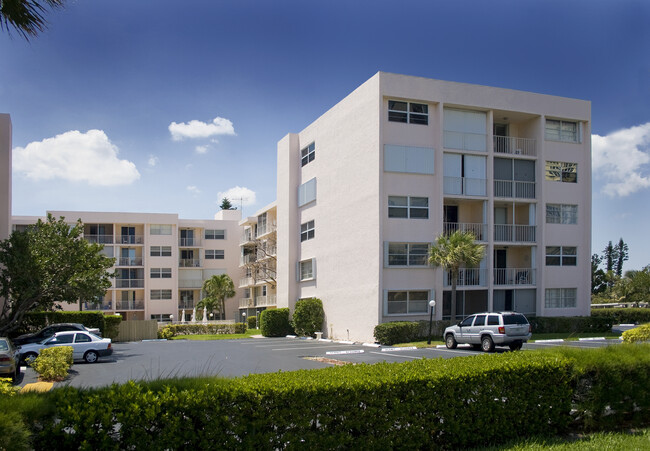 Boca South in Boca Raton, FL - Foto de edificio - Building Photo