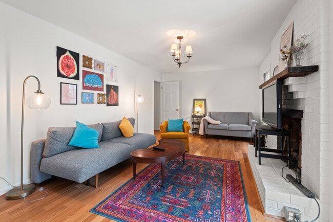 2514 W Wilson St, Unit Room 2 in Durham, NC - Building Photo - Building Photo