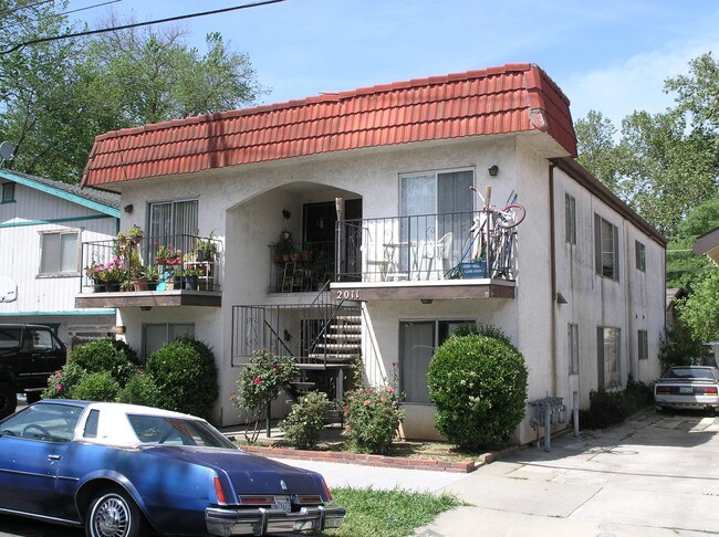 2011 Yale St in Sacramento, CA - Foto de edificio - Building Photo