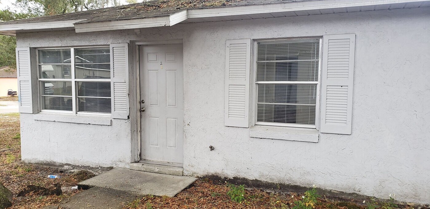 1023 Birchwood Ct in Leesburg, FL - Building Photo