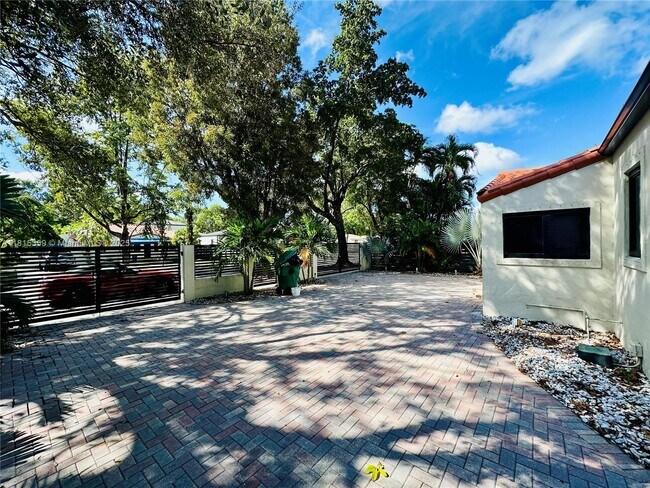 5231 SW 5th Terrace in Coral Gables, FL - Building Photo - Building Photo