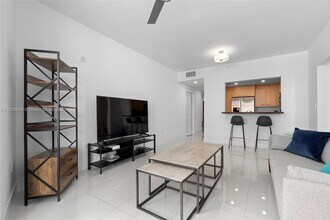 225 Collins Ave in Miami Beach, FL - Building Photo - Building Photo