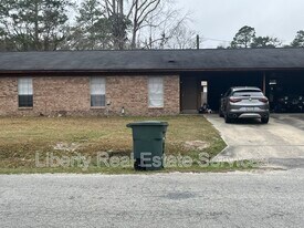 989 Live Oak Dr in Hinesville, GA - Building Photo