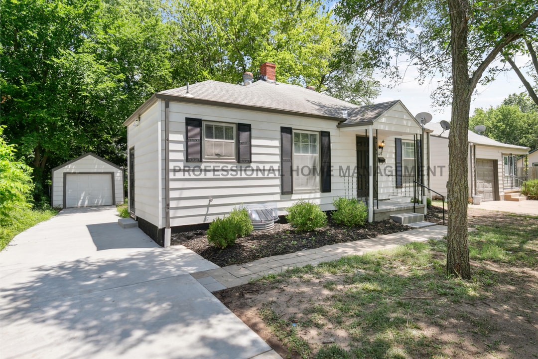 1128 Dellrose in Wichita, KS - Building Photo