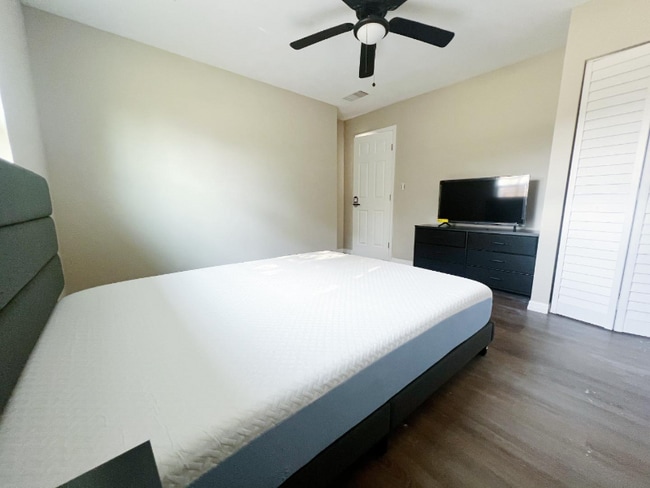 1743 W Chapel Dr in Deltona, FL - Foto de edificio - Building Photo