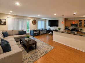 878 Swan Ln in Deerfield, IL - Building Photo - Building Photo