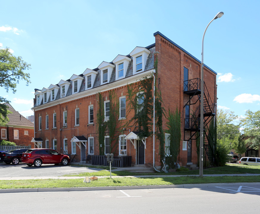 42 Court St in St Catharines, ON - Building Photo