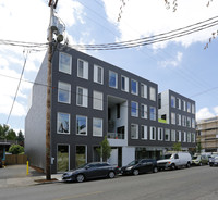 3360 SE Division St in Portland, OR - Foto de edificio - Building Photo