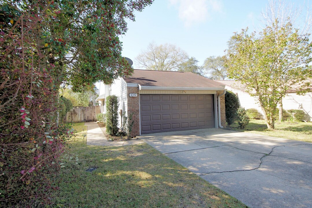 1019 Alderwood Way in Niceville, FL - Building Photo