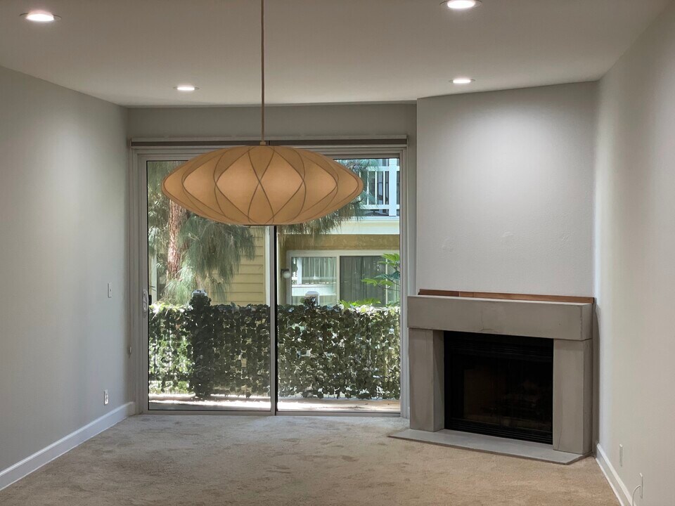8505 Gulana Ave in Los Angeles, CA - Building Photo