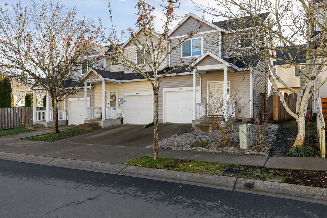 6568 NE Deer Run St in Hillsboro, OR - Building Photo