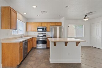 1676 Victor Hugo Ln in Las Vegas, NV - Building Photo - Building Photo