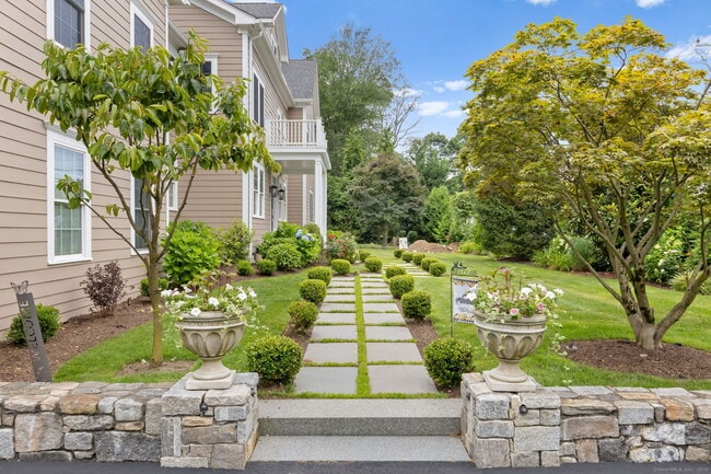 354 Oaklawn Ave in Stamford, CT - Foto de edificio - Building Photo