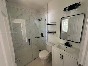 563 NE 65th St in Miami, FL - Building Photo - Building Photo