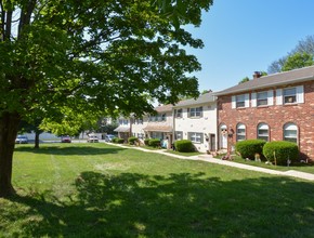 Rolling Glen Townhomes and Apartments in Boothwyn, PA - Foto de edificio - Building Photo