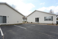 Monroe Street Apartments in Lebanon, IL - Foto de edificio - Building Photo