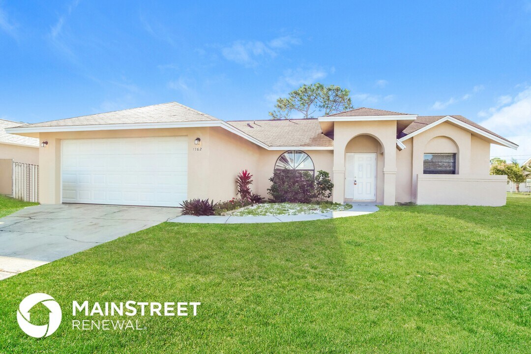 1762 Eatonia St NW in Palm Bay, FL - Foto de edificio