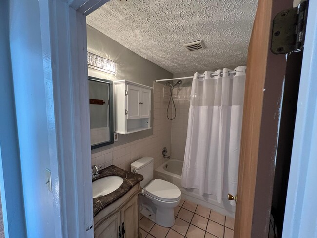 2115 Central Ave, Unit Top Floor Unit 6 in Cincinnati, OH - Building Photo - Building Photo