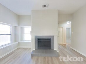 7927 Wayside Trail in San Antonio, TX - Foto de edificio - Building Photo