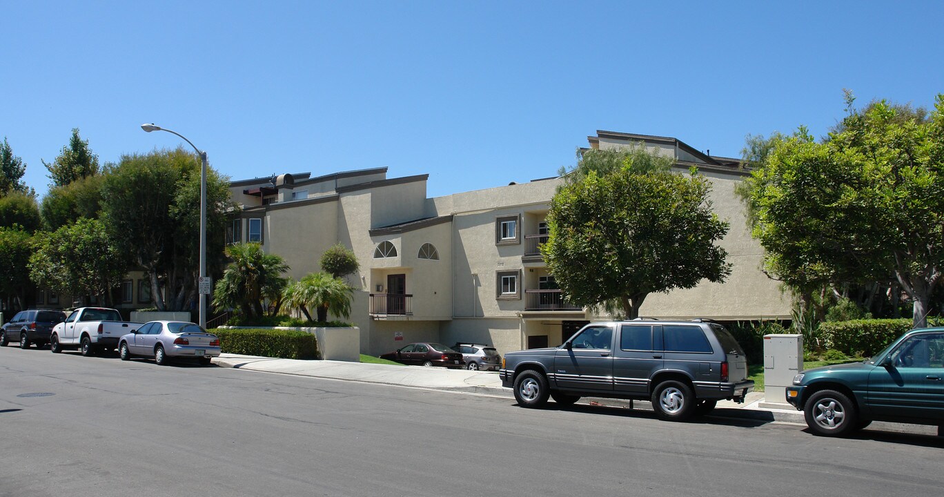 Villa Marissa in Huntington Beach, CA - Building Photo