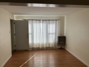 436 Western Ave, Unit Apartment 3 in Henniker, NH - Building Photo - Building Photo