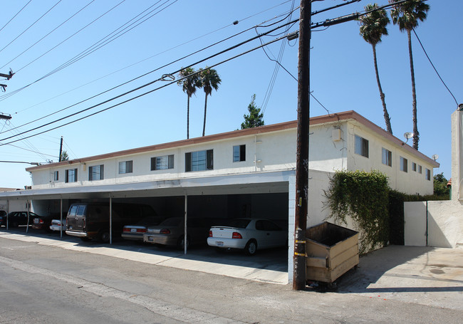 1400 Azalea St in Oxnard, CA - Foto de edificio - Building Photo