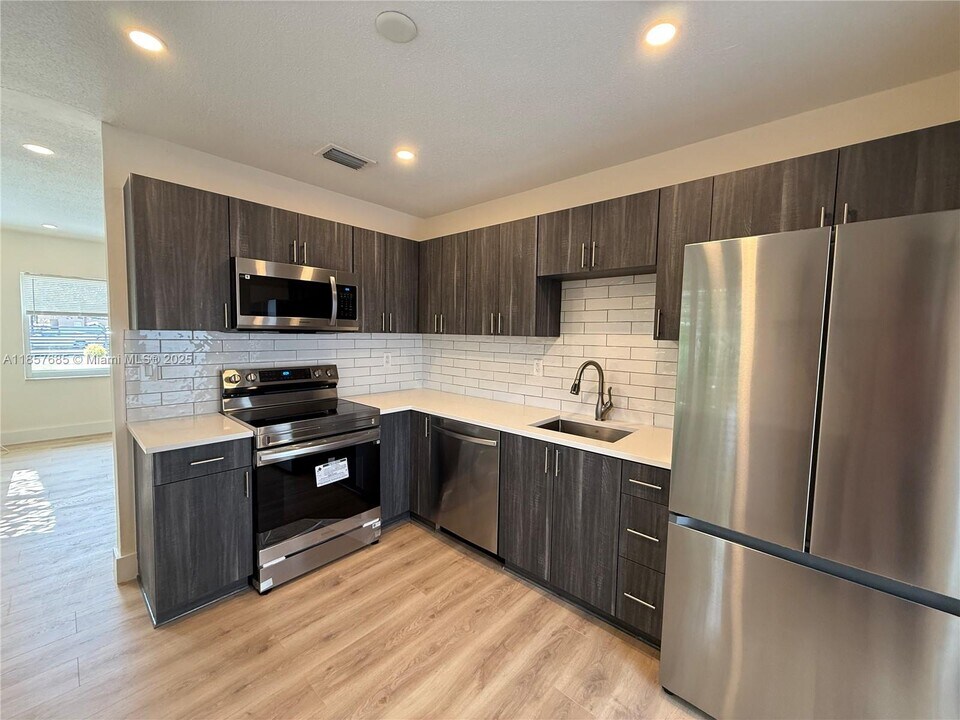 1243 NW 25th St in Miami, FL - Building Photo