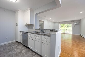 245 Edward J Roy Dr in Manchester, NH - Building Photo - Building Photo