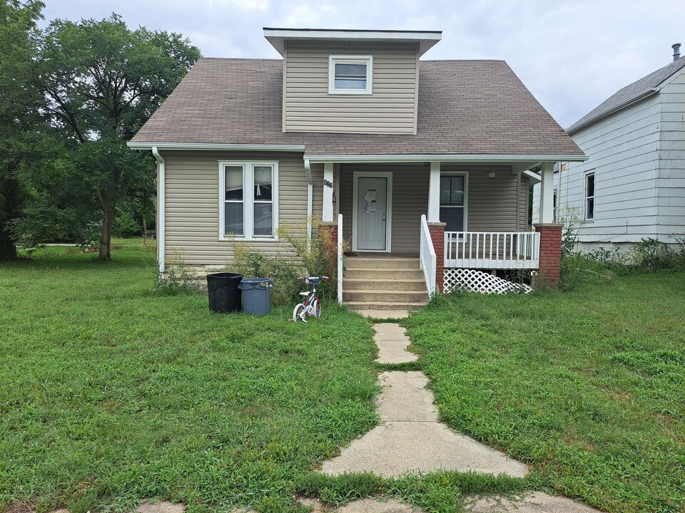 327 W Market St in Warrensburg, MO - Building Photo