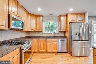 10419 Ashcroft Way in Fairfax, VA - Building Photo - Building Photo