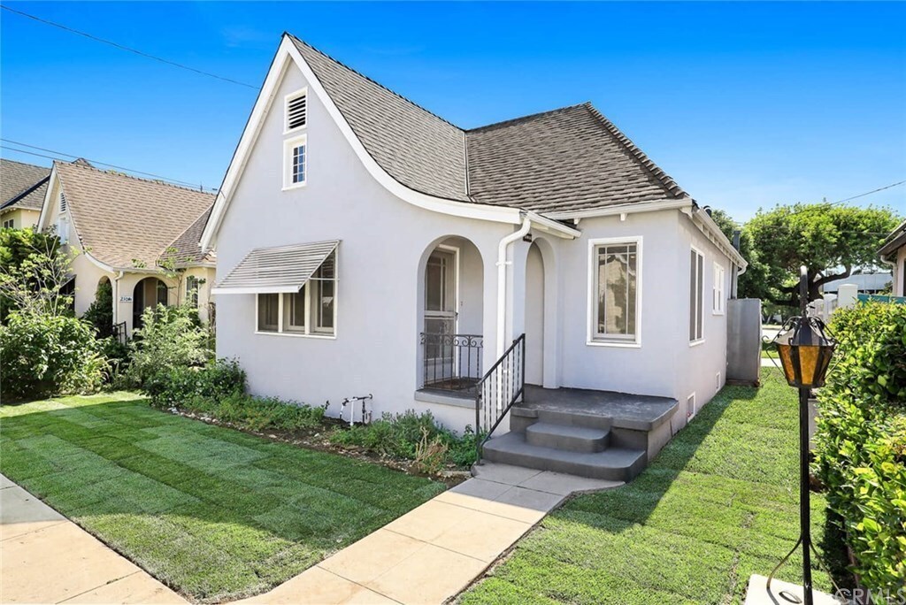 2101 W Huntington Dr in South Pasadena, CA - Building Photo