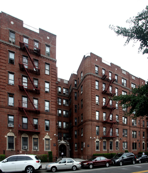 40-25 Hampton St in Elmhurst, NY - Building Photo