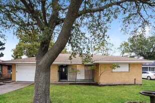 1610 13th Ave N in Texas City, TX - Building Photo