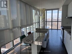 101 Charles St E in Toronto, ON - Building Photo - Building Photo