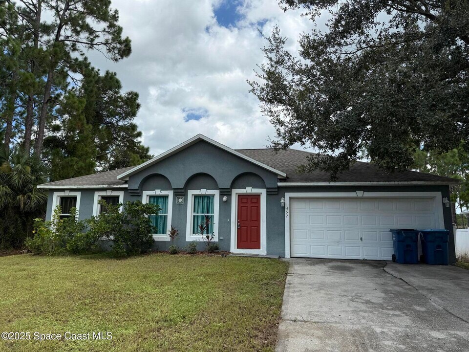 457 Fitzsimmons St in Palm Bay, FL - Building Photo