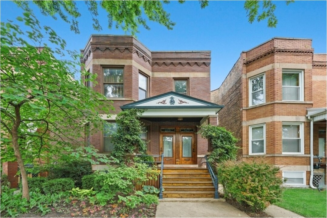 3810 N Claremont Ave in Chicago, IL - Building Photo