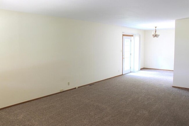 3104 Tulane Pl in Hutchinson, KS - Building Photo - Building Photo