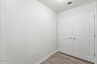 5350 E Deer Valley Dr in Phoenix, AZ - Building Photo - Building Photo